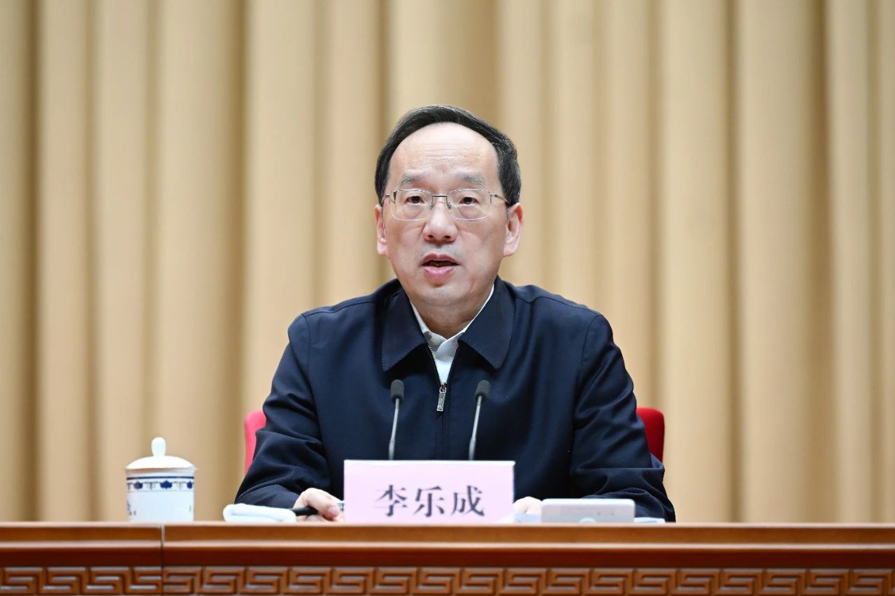 省委副书记、省长李乐成作传达.jpg 省委副书记、省长李乐成作传达.jpg